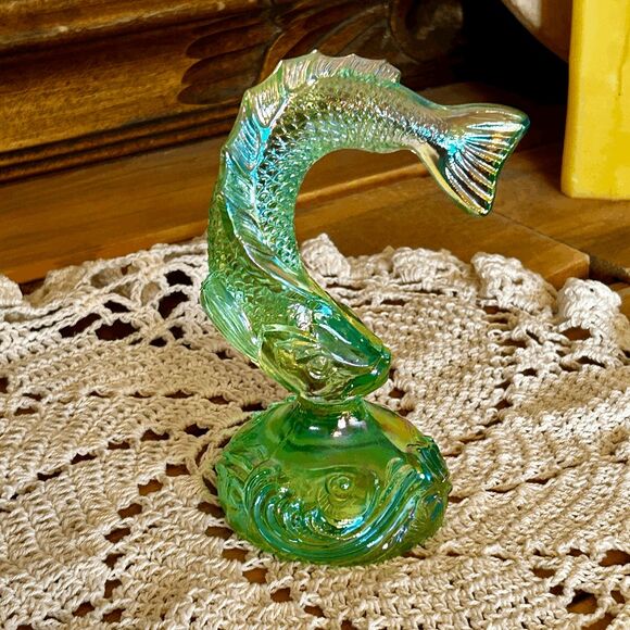 Vintage Fenton Glass Willow Green Carnival Glass Paperweight Jumping Trout or Fi - Picture 1 of 3